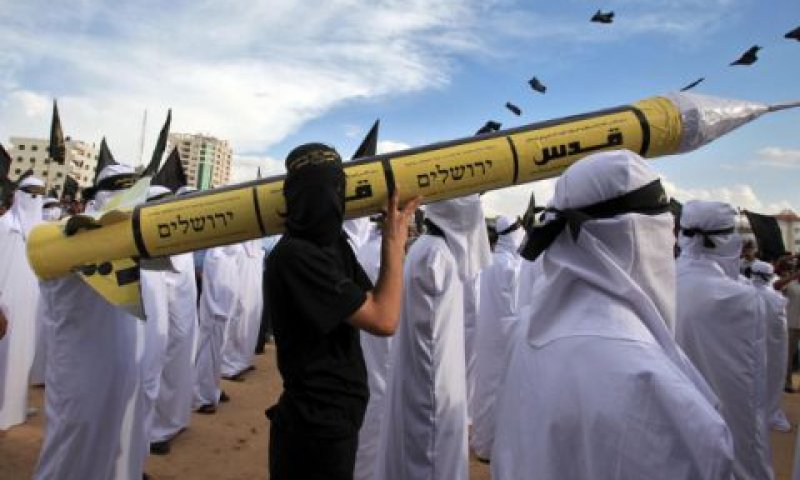 בעזה מסמנים את היעד [צילום: פלאש 90]