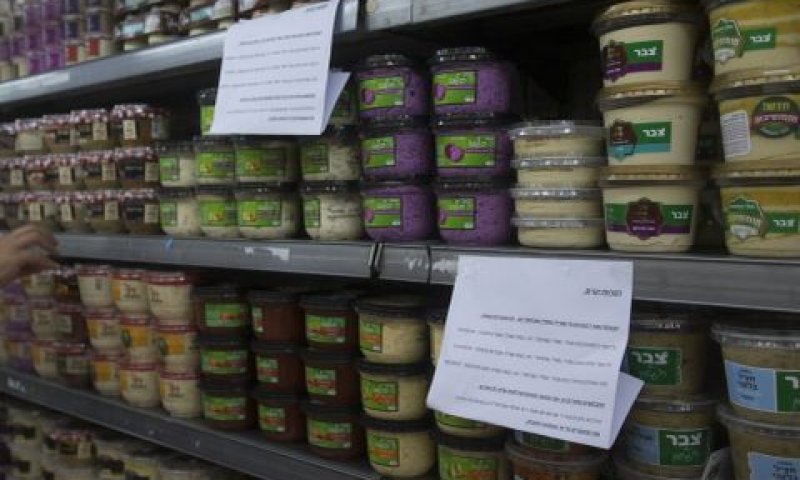 הורדת סלטי שמיר מן המדפים [צילום: יונתן זינדל/פלאש 90]