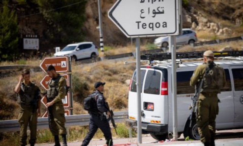 זירת הפיגוע הבוקר [צילום: חייים גולדברג/פלאש 90]
