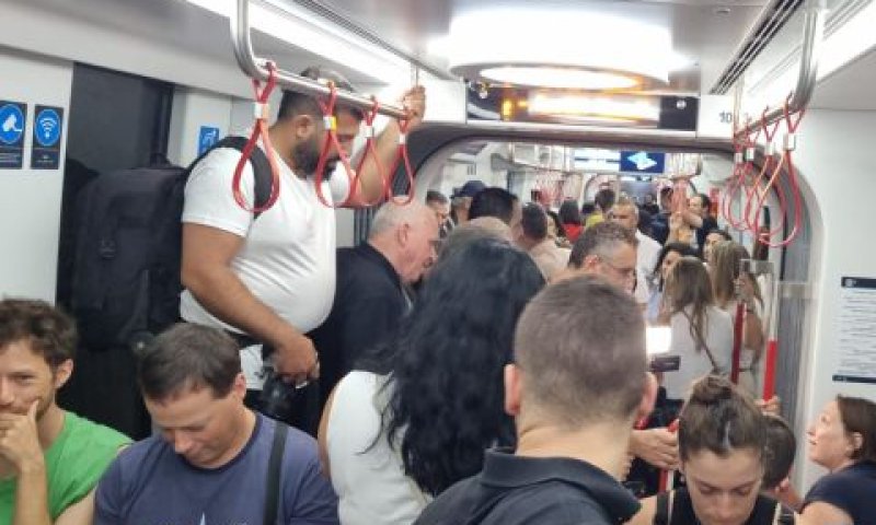 נוסעים בקרון [צילום: נת"ע]