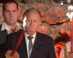צבי קרץ מדליק משואה