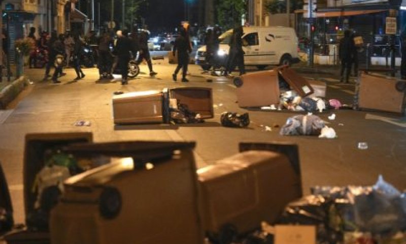 מפגינים חוסמים רחובות עם פחים מחוץ לפריז [צילום: לואיס ג'ולי/AP]