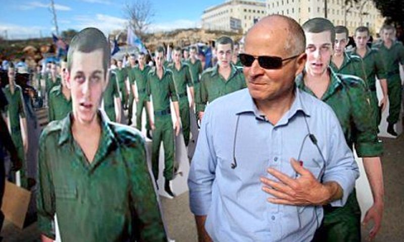 נועם שליט בעצרת למען בנו גלעד [צילום: AP]