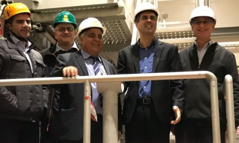 אלי כהן עם מנהלי מפעל על בד, ראש עיריית דימונה בני ביטון, ונציגי התאחדות התעשיינים [צילום: דוברות משרד הכלכלה והתעשייה]