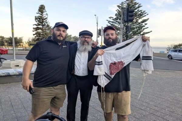 טלית מוכתמת בדם בזירת הפיגוע [צילום: לפי סעיף 27א' לחוק זכויות יוצרים]