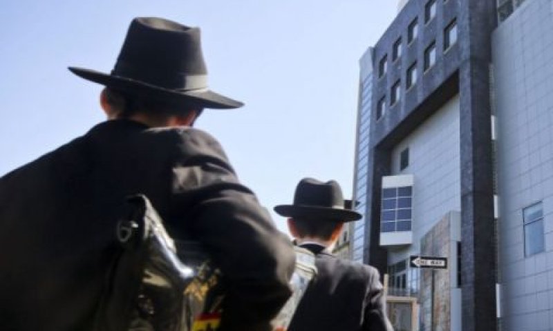 צעירים יהודים מחוץ למוזיאון הילדים היהודי שפונה בשל התרעה על פצצה, ברוקלין ניו יורק [צילום: בבטו מאתיוס/AP]