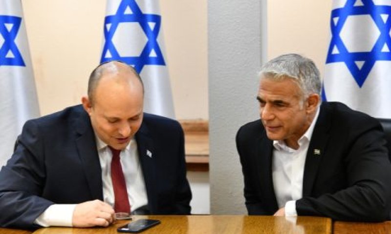 רה"מ בנט והשר לפיד בשיחה עם הזוג אוקנין [צילום: חיים צח/ לע"מ]
