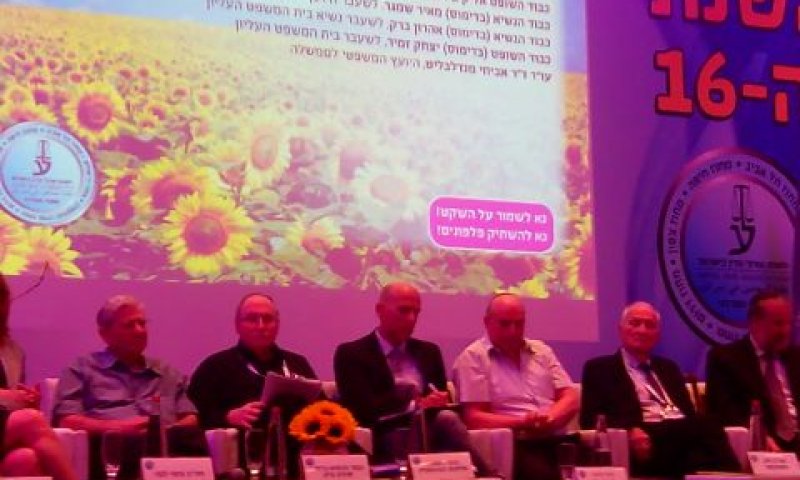 מחלוקת על תפקיד היועץ
