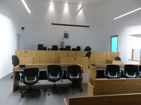 לחקור אותו בבית המשפט