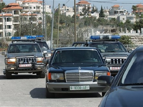 אבו מאזן מגיע למוקטעה [צילום: AP]