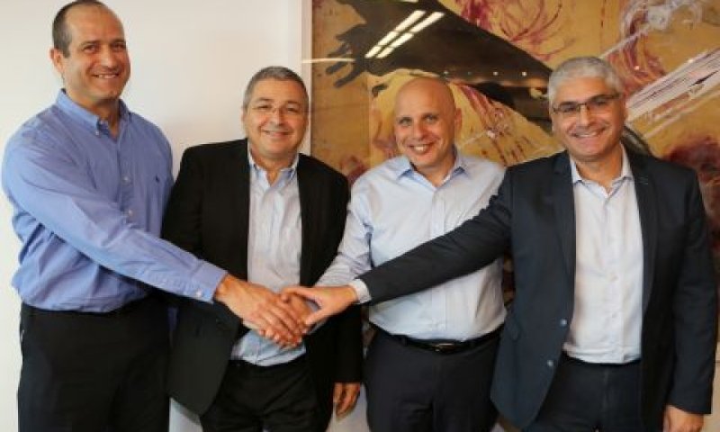מימין לשמאל: ארז יוסף COO ומשנה למנכ"ל בנק הפועלים, לוי הלוי מנכ"ל כאל, אריק פינטו מנכ"ל בנק הפועלים ורן עוז יו"ר כאל [צילום: אביב גוטליב ]