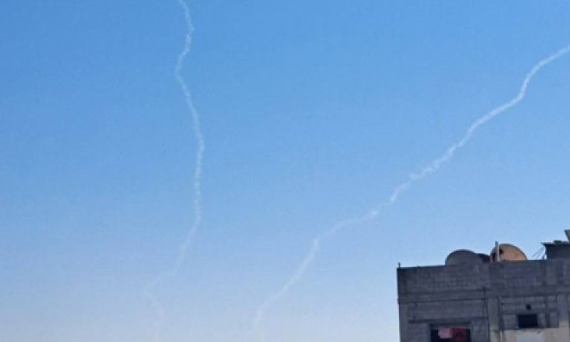 שיגור שתי רקטות M-90, היום בחאן יונס [צילום: שימוש לפי סעיף 27א]