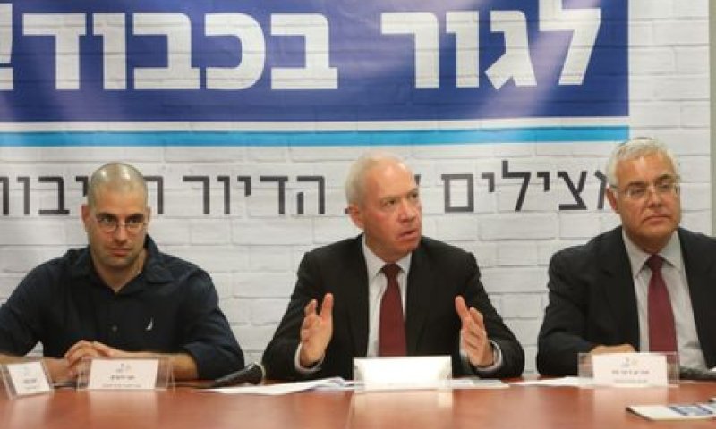 מימין לשמאל: חה"כ ז'קי לוי- סגן שר הבינוי והשיכון, חה"כ יואב גלנט- שר הבינוי והשיכון, חגי רזניק &ndash; מנכ"ל משרד הבינוי והשיכון [צילום: ששון תירם]