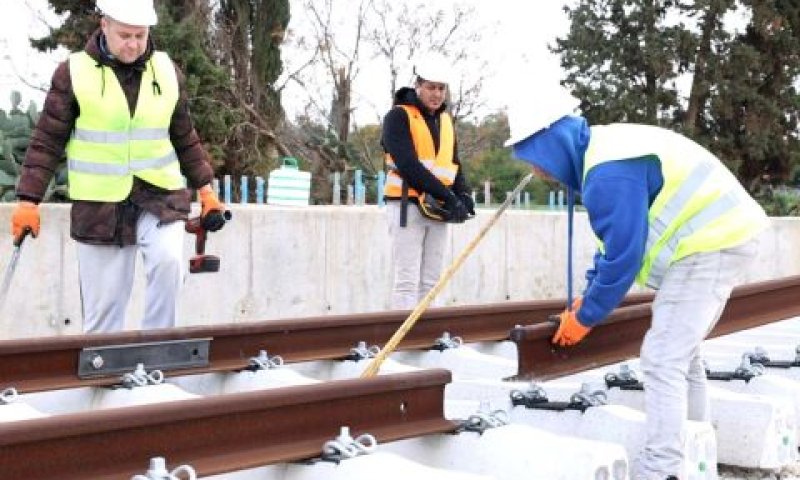 עובדים מניחים את המסילה במקטע הצפוני [צילום: נתיבי ישראל]