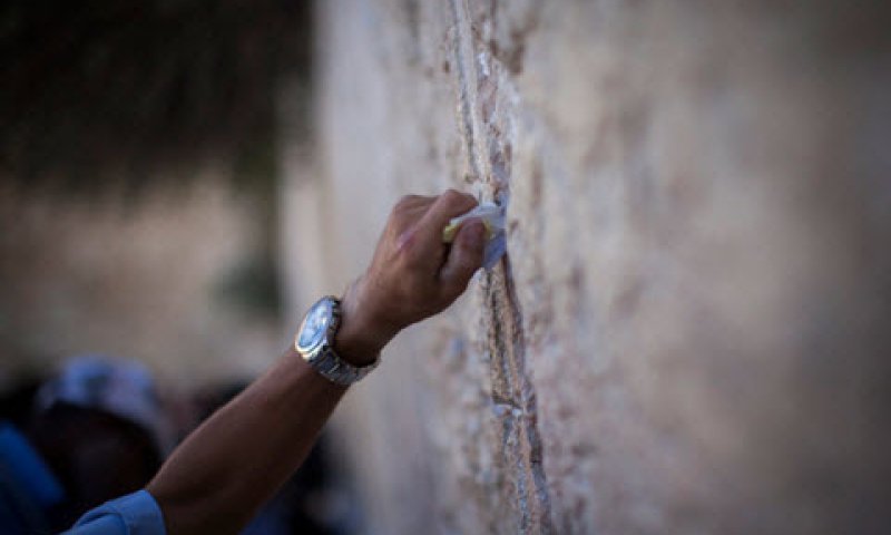 מוציאים פתקים [צילום: יונתן זינדל/פלאש 90]