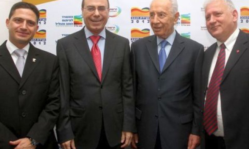 סרוסי עם הנשיא פרס, השר שלום וראש עיריית ב"ש דנילוביץ' [צילום: ג&acute;יני סוכנות לצילום בע"מ]