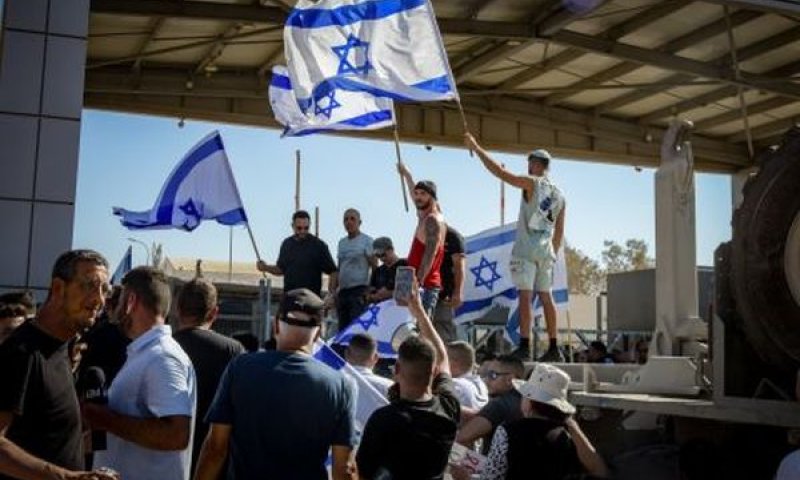 מפגינים בשדה תימן, יולי 2024 [צילום: דודו גרינשפן, פלאש 90]