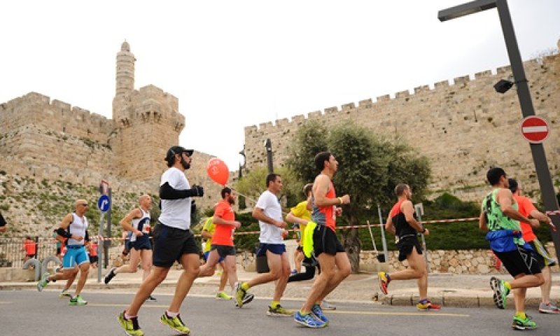 רצים בירושלים [צילום: פלאש 90]