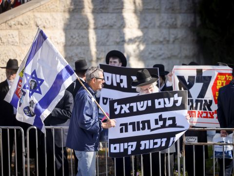 מפגינים ליד בית המשפט העליון היום [צילום: חיים גולדברג, פלאש 90]