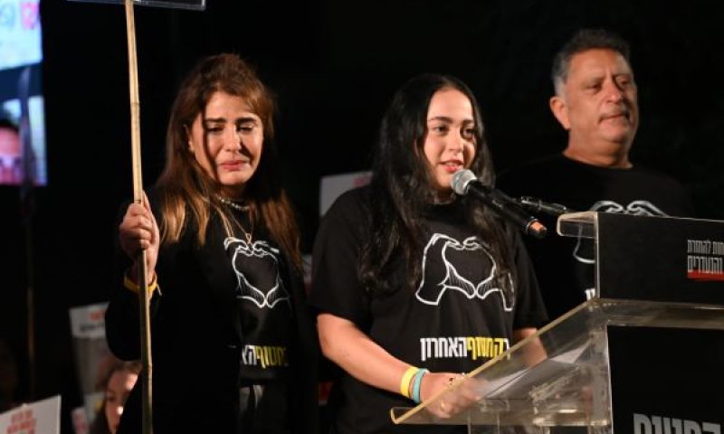 לירי אלבג. ללא מים, ללא חיבוק, ללא תקווה [צילום: פאולינה פטימר]