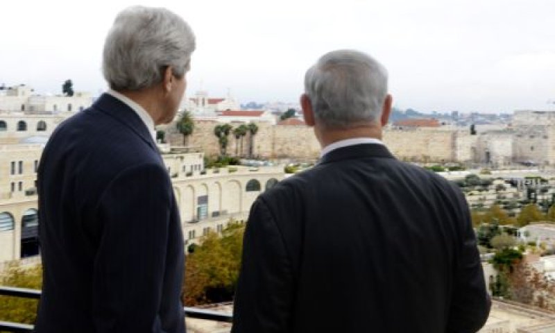 ראש הממשלה בנימין נתניהו ומזכיר המדינה האמריקאי ג'ון קרי, בירושלים. 6.12.13 [צילום: פלאש 90]