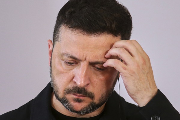 זלנסקי, מקורביו מעלו בעיצומה של מלחמה [צילום: היינץ פטר באדר, AP]