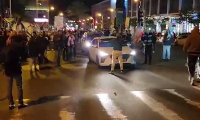 מפגין חוסם מכוניות בת"א [צילום: דוברות המשטרה]