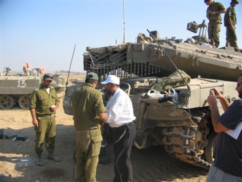 חבדניק בשטח. פסק זמן לקריאת כמה פסוקים [צילום: COL חבד אונליין]