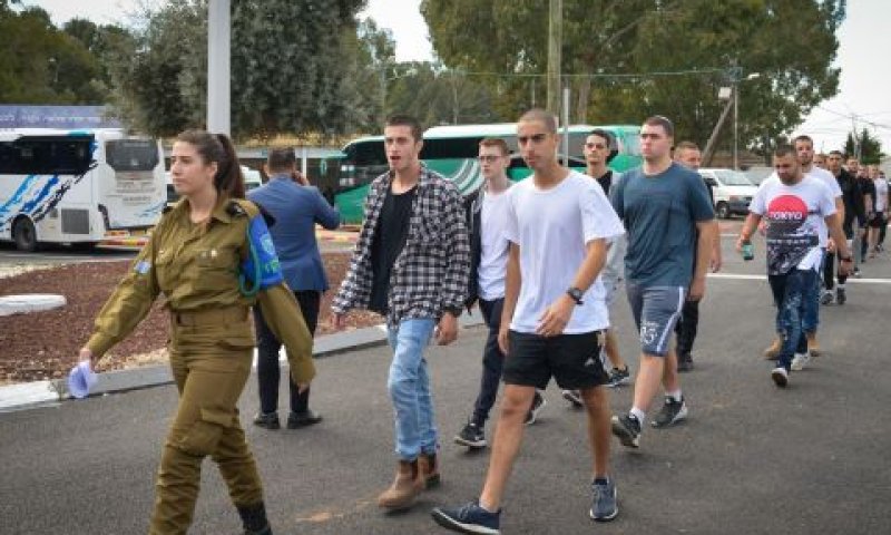 נתונים נלקחים בשרשרת הגיוס [צילום: אבי דישי, פלאש 90]