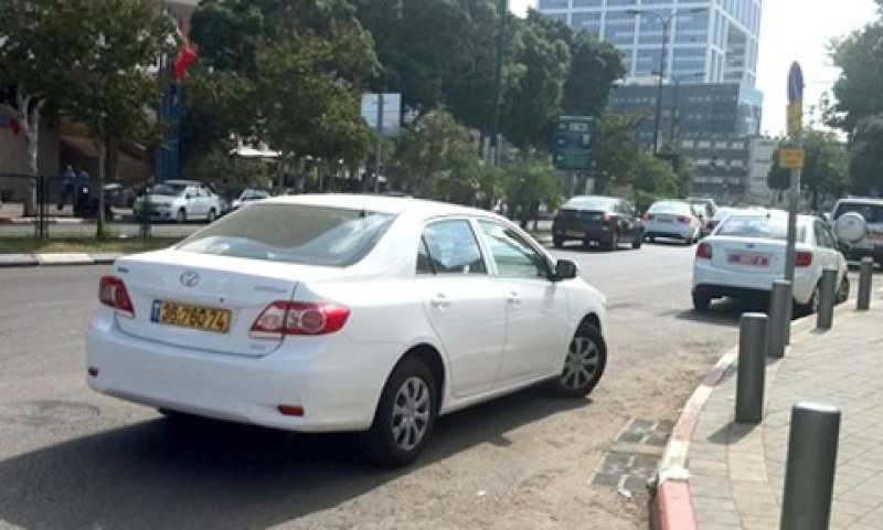 ניידת עם לוחית צהובה חונה בניגוד לחוק