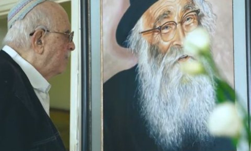 שמחה רז ז"ל צופה בציור של ר' אריה לוין [צילום: משרד ההשכלה הגבוהה והמשלימה]