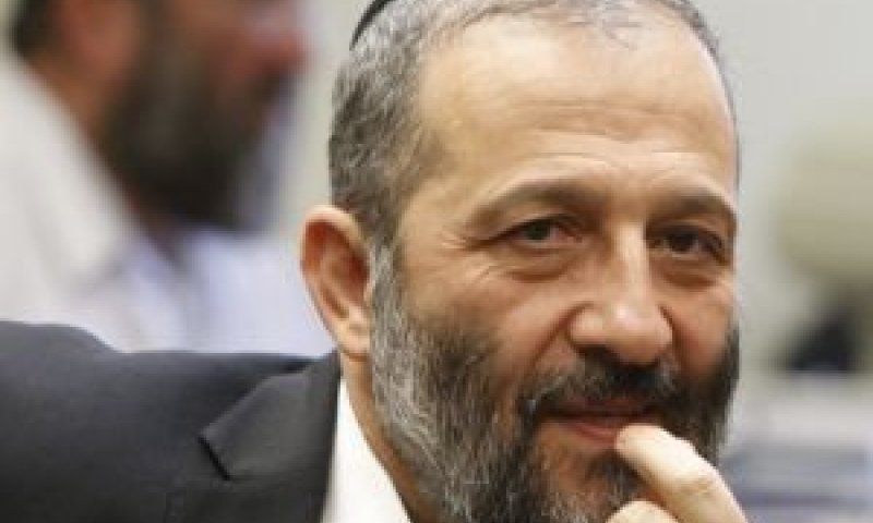 דרעי, קיבל מתנות [צילום: פלאש 90]