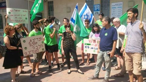 קומץ פעילי מרצ מפגינים בתל אביב
