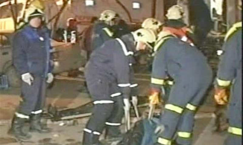 כוחות ההצלה מפנים גופת מהמקום[צילום: AP]