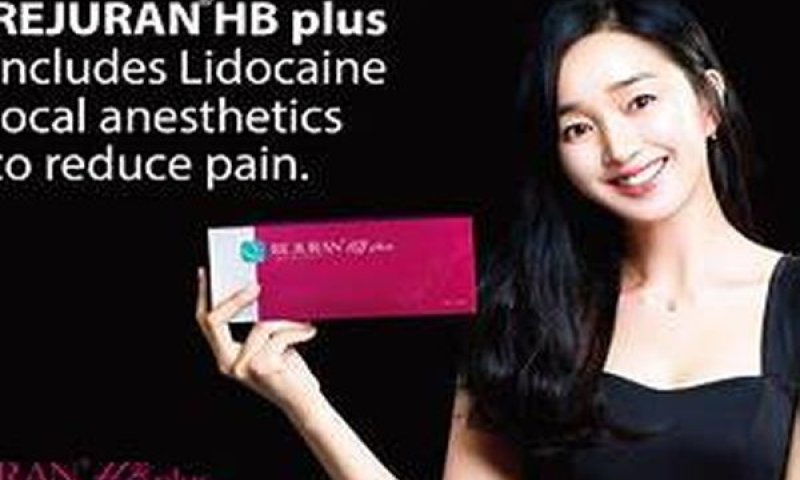 שקופית פרסומית של Rejuran HB plus &mdash; מוצגת על ידי ME Clinic בסיאול [צילום: אן יאנג-ג'ון/AP]