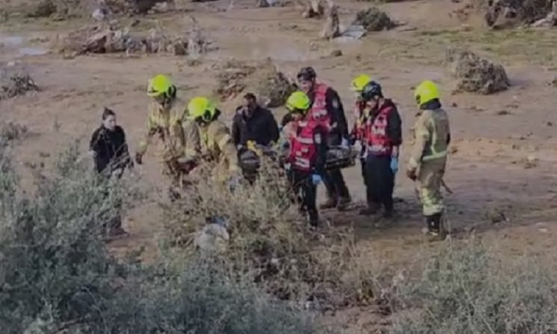 חילוץ גופת הצעיר שנסחף בשיטפון, הבוקר [צילום: דוברות כיבוי והצלה]