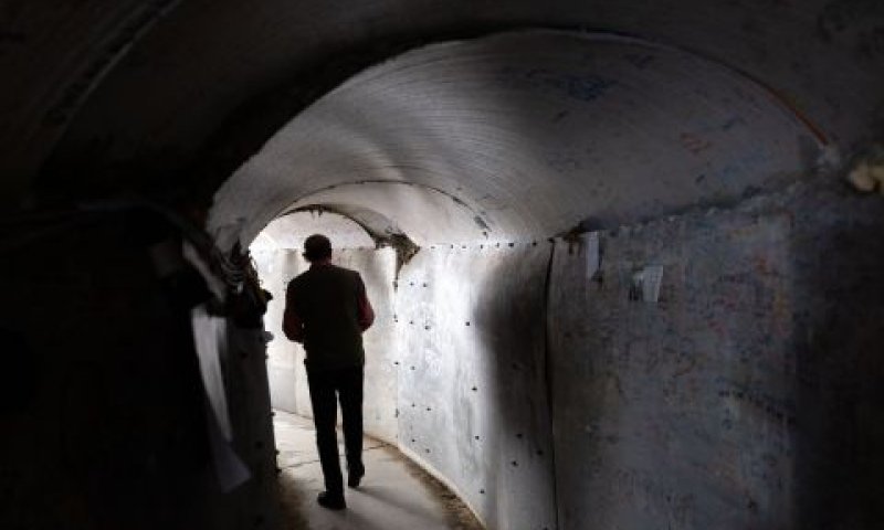 מבקר במיצג החטופים בתל אביב [צילום: מרים אלסטר/פלאש 90]
