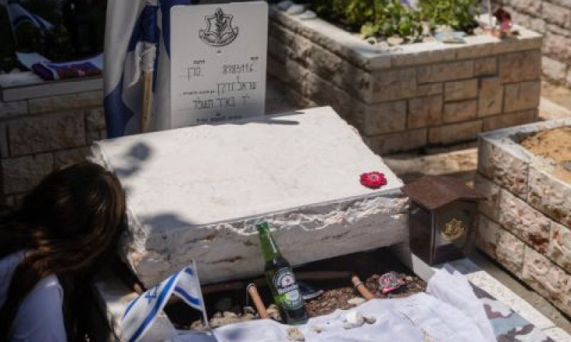 ללא כיתוב. כרית מצבתו של סרן ישראל יודקין [צילום: חיים גולדברג/פלאש 90]