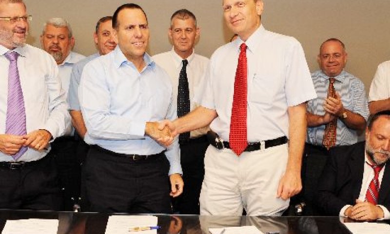 החתימה על ההסכם [צילום: ששון תירם]