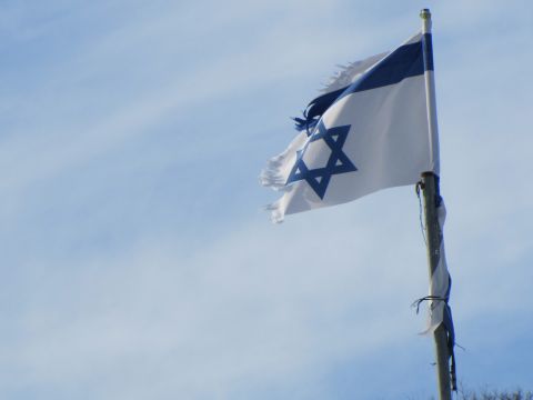 דגל ישראל בכניסה לאתר החרמון. נקרע בשל הרוחות העזות? [צילום: שמרית טסה]