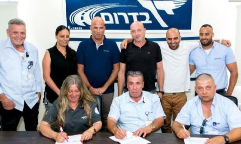 בשורה העליונה: אופיר כלפה ראש מטה דרום בכוח לעובדים (שני מימין), טל כהן צנכ"ל החברה (משמאלו) וחברי הוועד