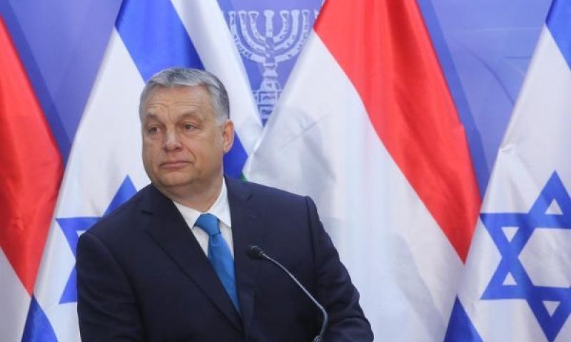 אורבן. עיתונאים מזועזעים מהרכישה [צילום: מרק ישראל סלם/פול פלאש 90]