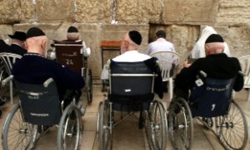 טיפול אישי בזקנים בתקופת החגים [צילום: פלאש 90]