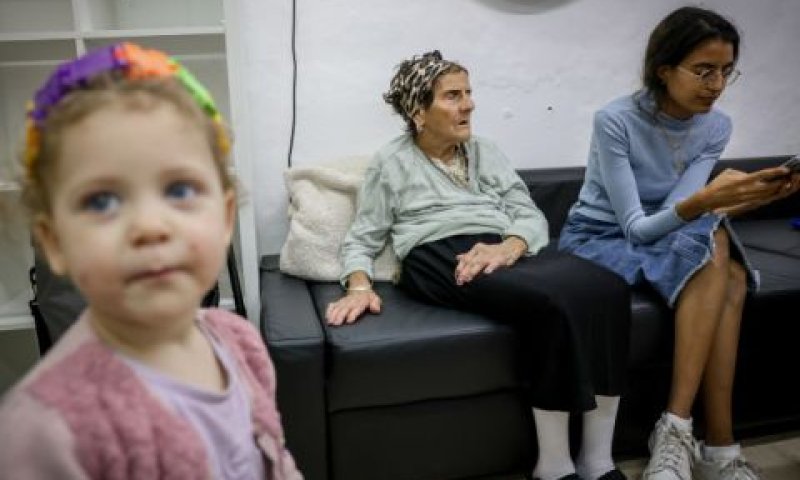 תושבי צפת במקלט [צילום: דוד כהן/פלאש 90]
