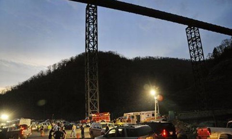 כוחות ההצלה מחוץ למכרה בו אירע האסון [צילום: AP]