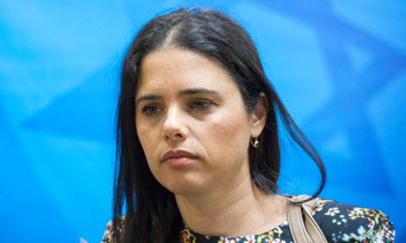 שקד. דף גמרא [צילום: אמיל סלמן]