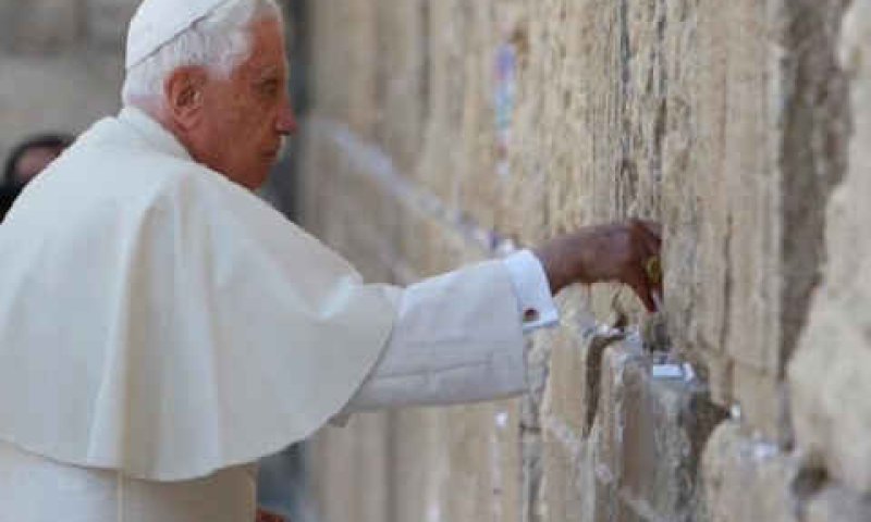 האפיפיור מול הכותל [צילום: AP]