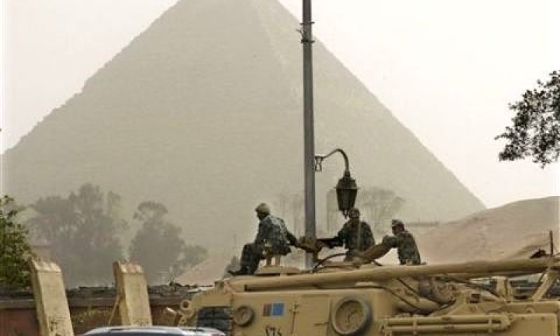 שומרים על הפירמידות [צילום: AP]