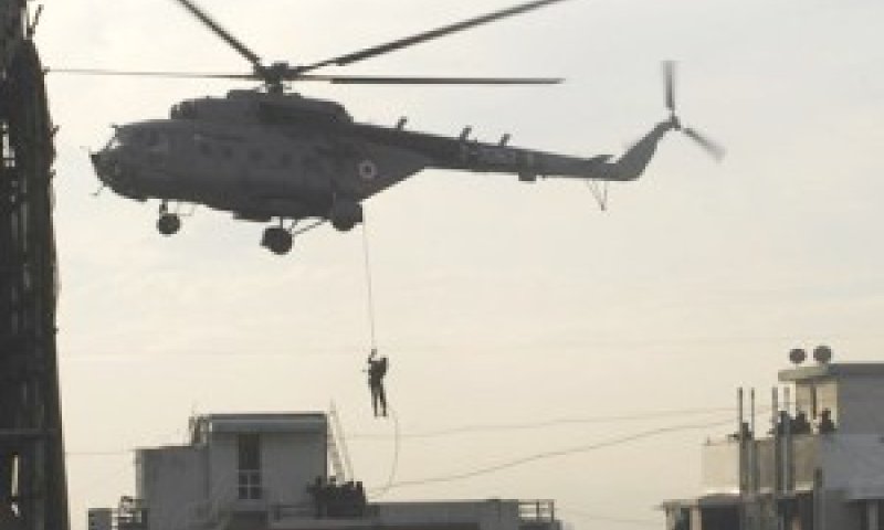 כוחות הקומנדו נוחתים על גג בית חב"ד [צילום: AP]