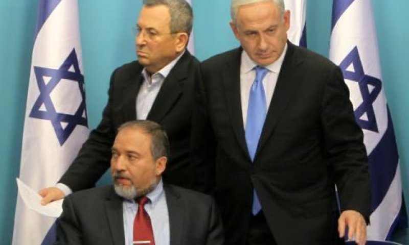 נתניהו, ליברמן וברק. לא השיבו לשאלות [צילום: פלאש 90]